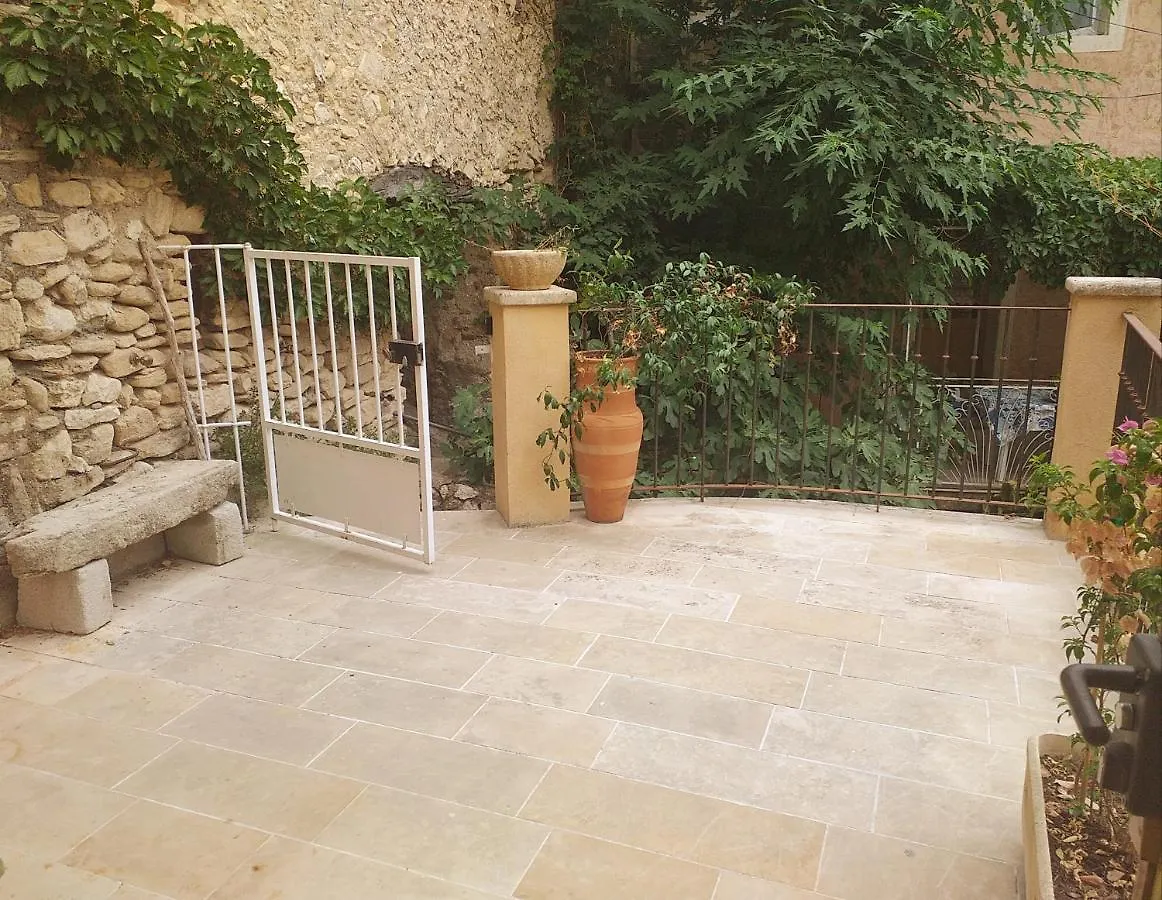 Maison Au Coeur De Fontaine De Vaucluse, Nichee Sur Le Rocher Et Surplombant La Sorgue