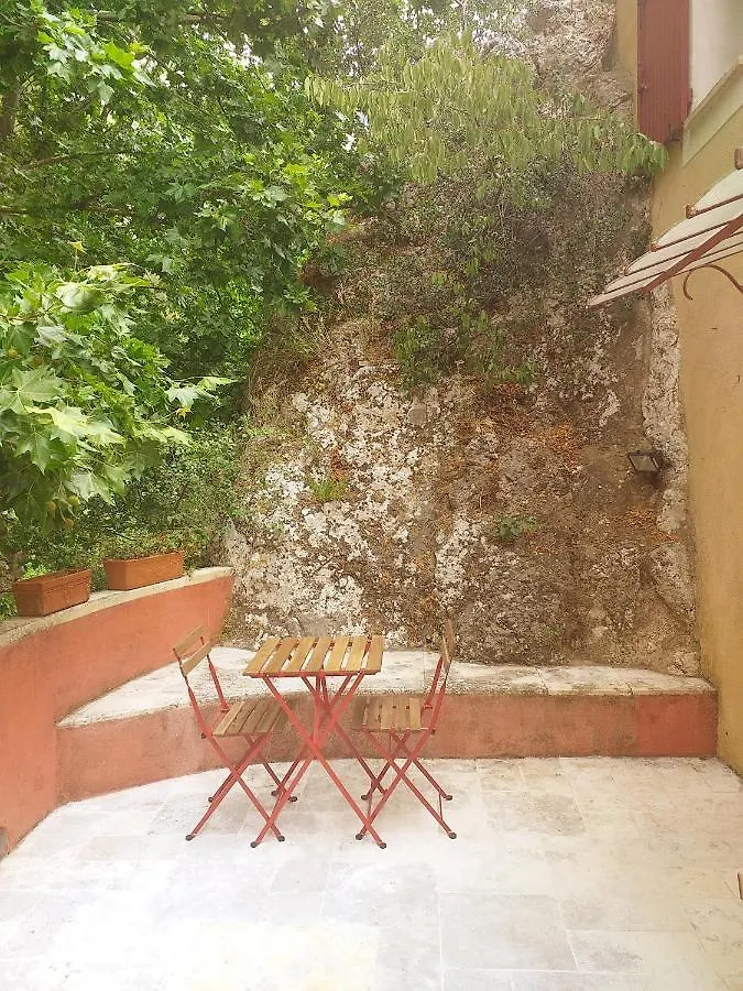 Maison Au Coeur De Fontaine De Vaucluse, Nichee Sur Le Rocher Et Surplombant La Sorgue France