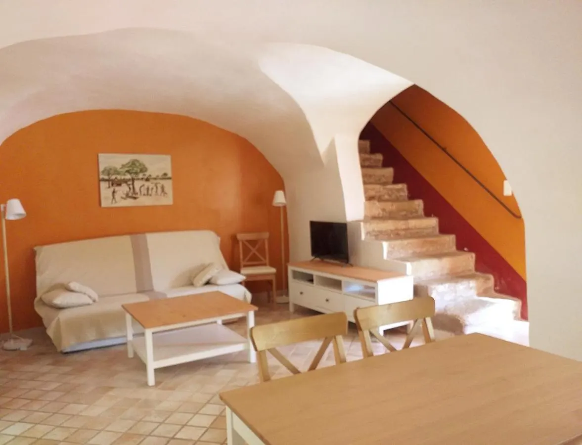 Holiday home Maison Au Coeur De Fontaine De Vaucluse, Nichee Sur Le Rocher Et Surplombant La Sorgue France