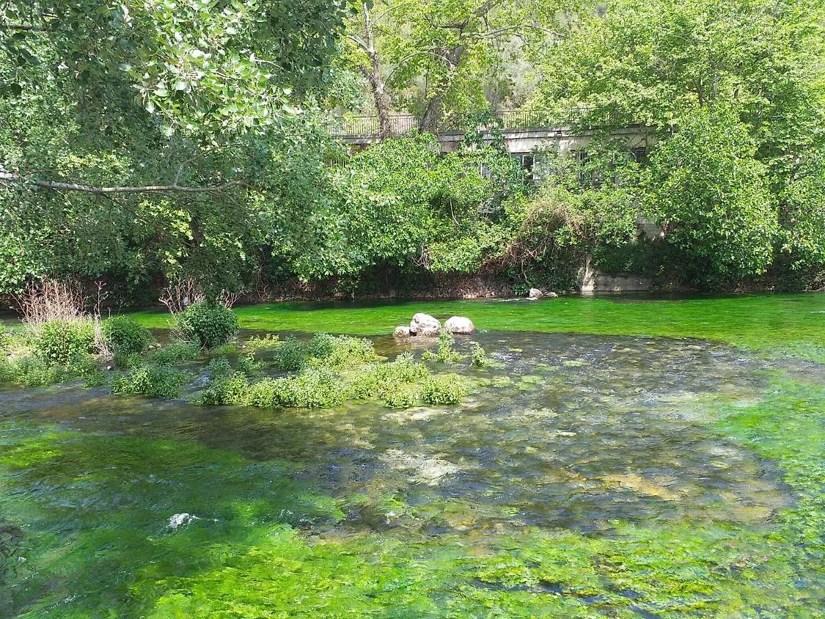 Maison Au Coeur De Fontaine De Vaucluse, Nichee Sur Le Rocher Et Surplombant La Sorgue Fontaine-de-Vaucluse