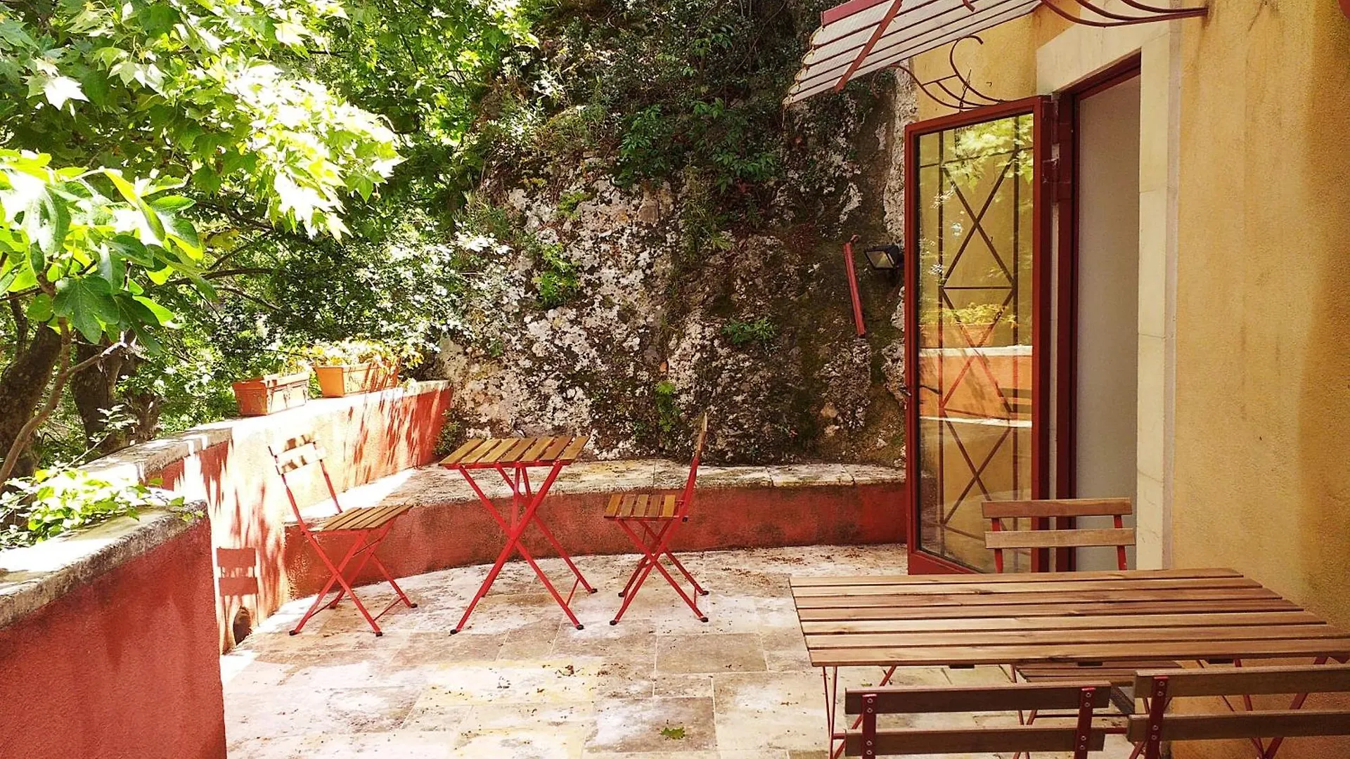 Maison Au Coeur De Fontaine De Vaucluse, Nichee Sur Le Rocher Et Surplombant La Sorgue location